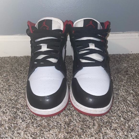 Air Jordan 1 Mid GS ‘Black Fire Red’ - Picture 3 of 5